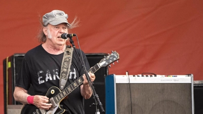 Neil Young will nun doch beim Festival Glastonbury spielen. (Archivfoto) (Foto: Amy Harris/Invision/AP/dpa)