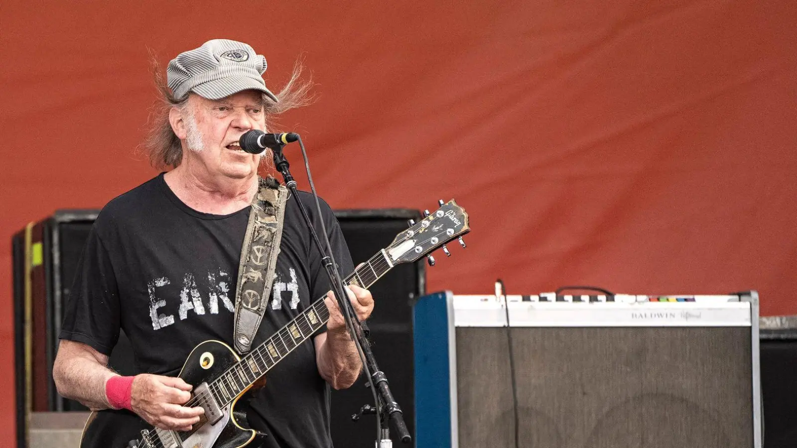 Neil Young will nun doch beim Festival Glastonbury spielen. (Archivfoto) (Foto: Amy Harris/Invision/AP/dpa)