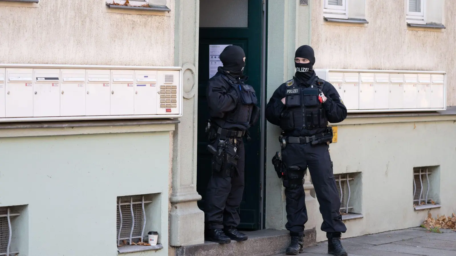 Festnahmen bei Razzia gegen Rechtsterroristen.  (Foto: Sebastian Kahnert/dpa)