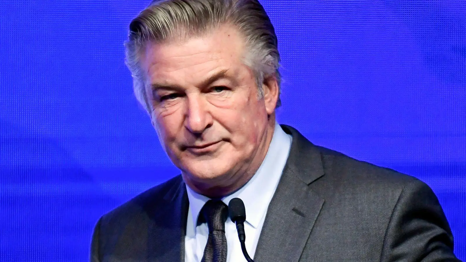 Alec Baldwin wehrt den Vorwurf von fahrlässiger Tötung ab (Foto: Evan Agostini/Invision via AP/dpa)