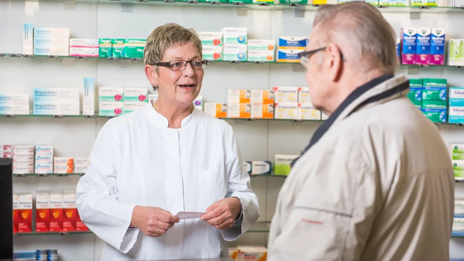 Beratung von Fachleuten: Die gibt&#39;s in der Apotheke, aber nicht beim privaten Medikamententausch. (Foto: Benjamin Nolte/dpa-tmn)