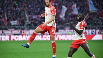 Harry Kane (l) schoss die ersten beiden Tore der Bayern gegen Heidenheim. (Foto: Sven Hoppe/dpa)