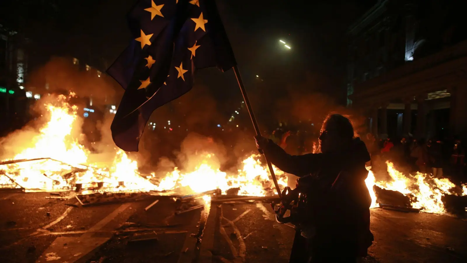 Die fünfte Nacht in Folge demonstrierten Menschen in der Südkaukasusrepublik Georgien gegen die Abkehr vom EU-Kurs des Landes. (Foto: Zurab Tsertsvadze/AP/dpa)