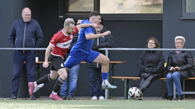 Unter Beobachtung: Timur Zenginer (rechts, Steinachgrund) setzte sich im letzten Spiel gegen Weißenburg (Marco Jäger) durch. (Foto: Martin Rügner)