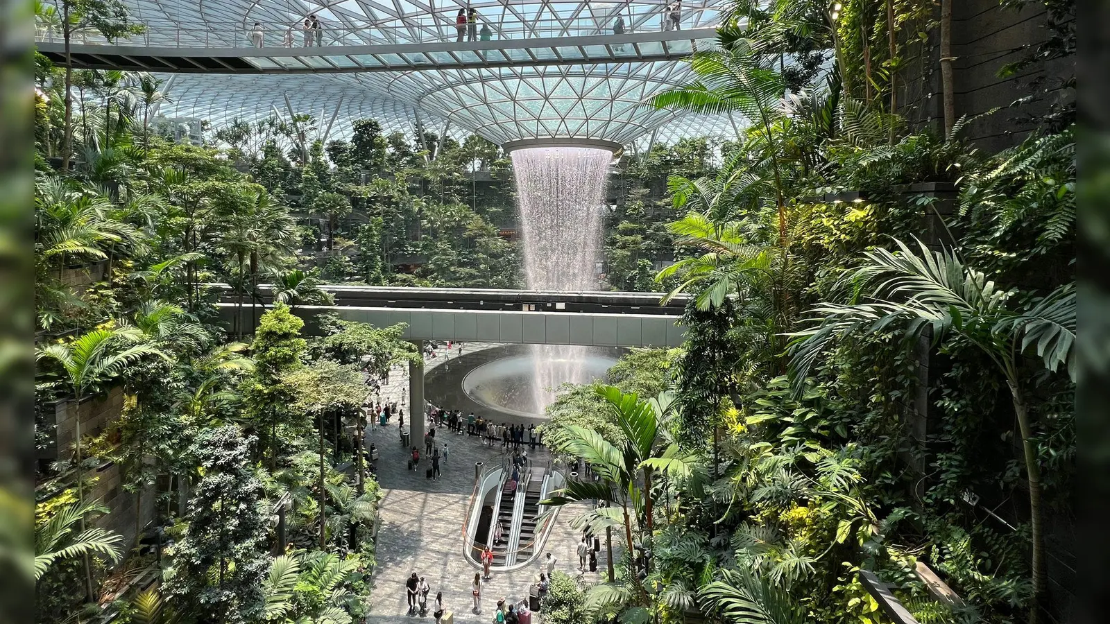 Der Gebäudekomplex „The Jewel“ am Changi Airport von Singapur begeistert seit 2019 Fluggäste aus aller Welt - vor allem auch mit seinem spektakulären Wasserfall. (Foto: Carola Frentzen/dpa)