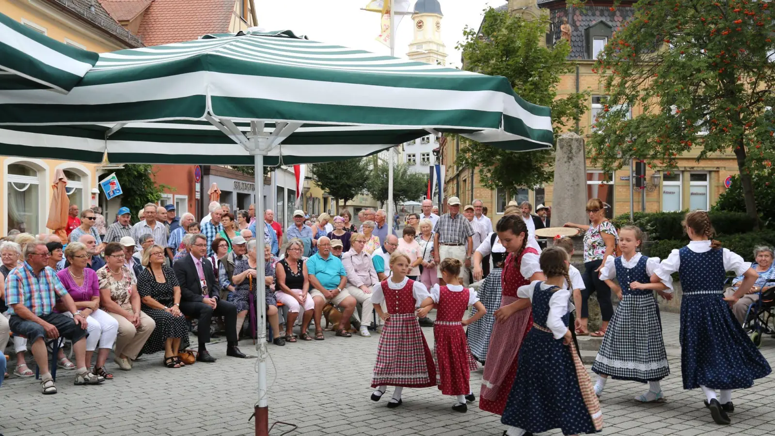 Am Kirchweihsonntag bringen Musik-, Gesangs- und Tanzgruppen von 14 bis 17.30 Uhr die Uffenheimer Innenstadt wieder zum Singen und Schwingen. (Archivfoto: Hans Herbst)