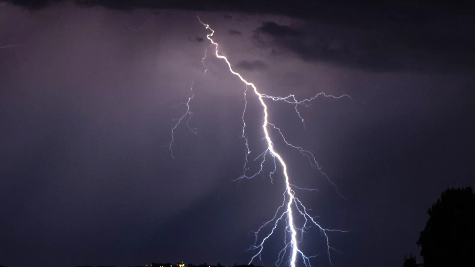 Die Temperaturen im deutschen Hochsommer sinken wieder - Gewitter kann es weiterhin geben. (Archivbild) (Foto: Robert Michael/dpa-Zentralbild/dpa)