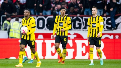 Dortmunds Youssoufa Moukoko (l-r), Jude Bellingham und Marco Reus verlassen nach dem 3:3 in Stuttgart das Spielfeld. (Foto: Tom Weller/dpa)