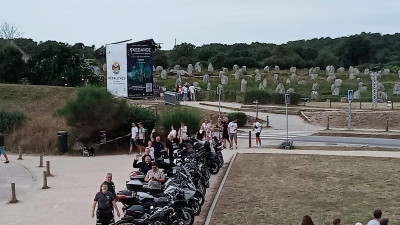 Im Hintergrund eine Sammlung von Menhiren, eines der Kennzeichen der Bretagne, im Vordergrund die Motorradfreunde von Markt Erlbach und Panazol, die sich zum dritten Mal auf Tour begaben. (Foto: Rainer Feuerbach)