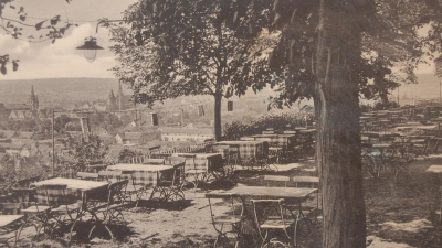 Der Drechselsgarten, vor dessen Wirtsgarten der Kanal unter der Straße saniert werden soll, war einst ein rustikales Lokal mit schattigen Plätzen und schöner Aussicht auf die Stadt. (Repro: Jim Albright)