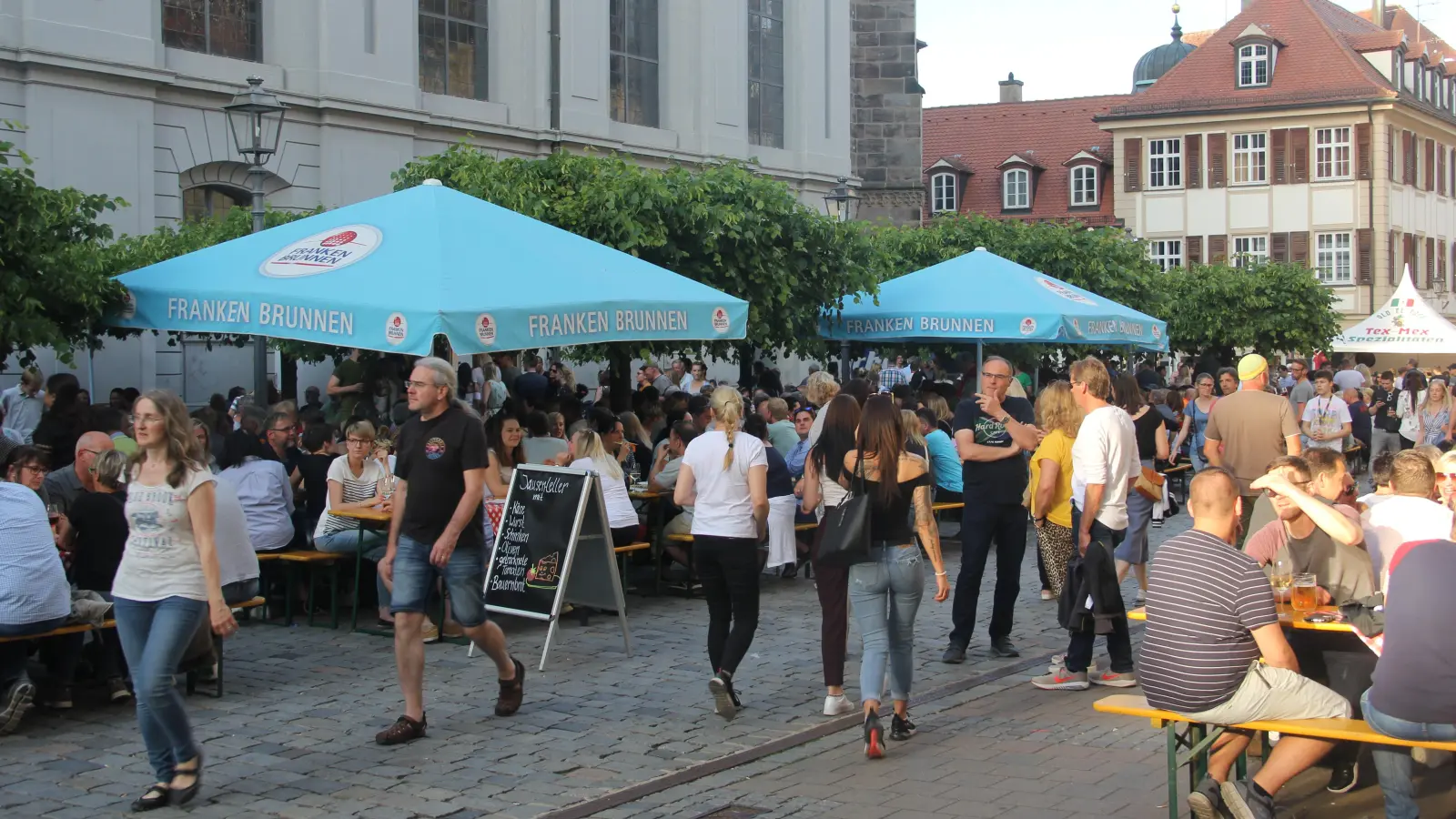 Viele fühlten sich beim ersten Weinfest auf dem Johann-Sebastian-Bach-Platz vor fünf Jahren in südlichere Gefilde versetzt. Die Premiere lief 2019 an fünf Tagen Ende Mai und Anfang Juni. (Archivfoto: Oliver Herbst)