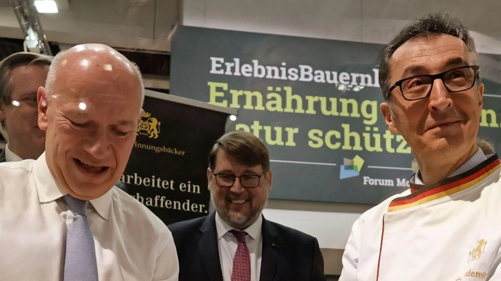 Bundesagrarminister Cem Özdemir und Berlins Regierender Bürgermeister Kai Wegner formen Brezeln beim Eröffnungsrundgang über das Messegelände der Grünen Woche. (Foto: Carsten Koall/dpa)