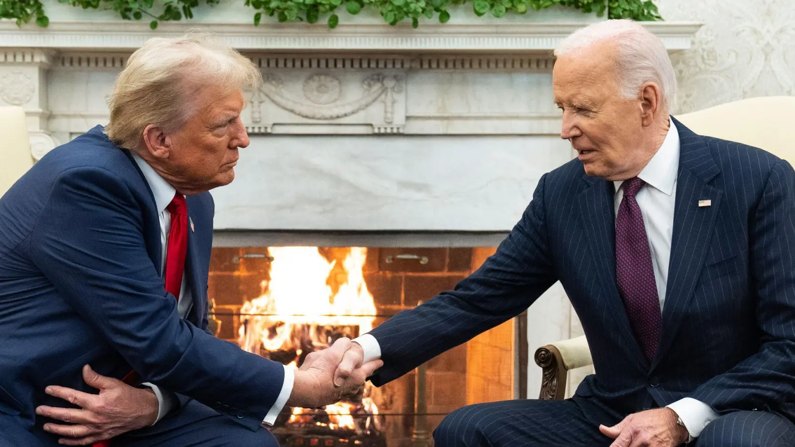 Das Treffen von Trump und Biden im Weißen Haus war politisch sehr aufgeladen.  (Foto: Evan Vucci/AP/dpa)