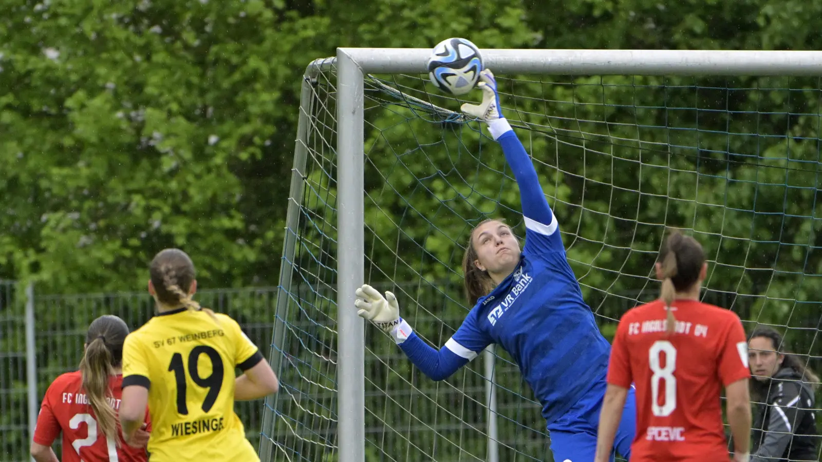 SVW-Torhüterin Franziska Glaser (hier gegen Ingolstadt) rettete mehrfach in Eins-gegen-eins-Situationen. (Foto: Martin Rügner)