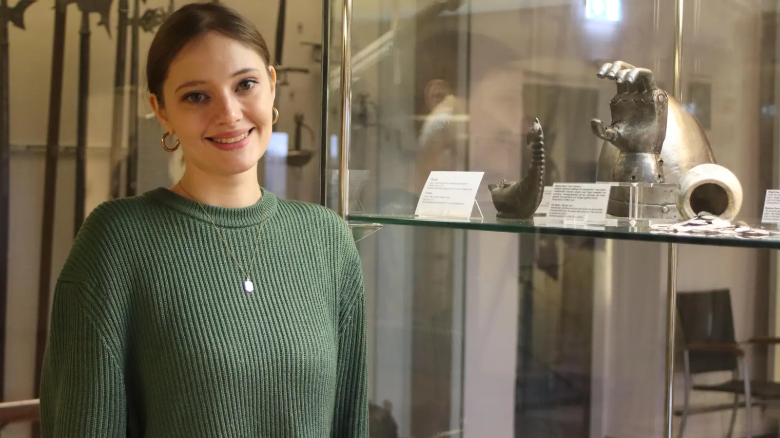 Inga Benedix vor einer Vitrine im Dormitorium: Hier soll die Sonderausstellung „Waffen einer Reichsstadt“ ab 1. Juni zu sehen sein. Daneben plant die Museumsleiterin drei weitere Ausstellungen für 2024. (Foto: Pauline Held)