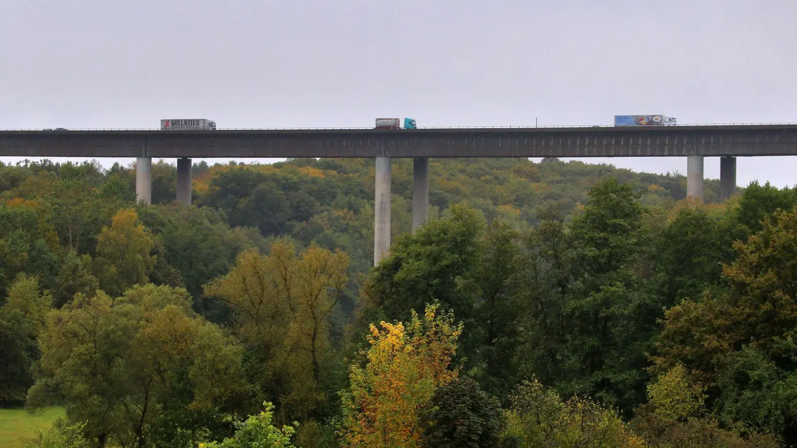 Wegen der Erneuerungsarbeiten an der Talbrücke Thulba soll die Autobahn 7 zwischen Bad Kissingen und Hammelburg für eine Stunde gesperrt werden. (Foto: Karl-Josef Hildenbrand/dpa)