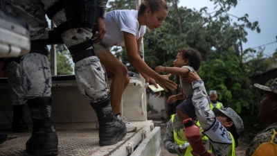 Vorbereitung auf die Ankunft des Hurrikans „Beryl“: Menschen werden von der Nationalgarde in eine Notunterkunft gebracht. (Foto: Felix Marquez/dpa)