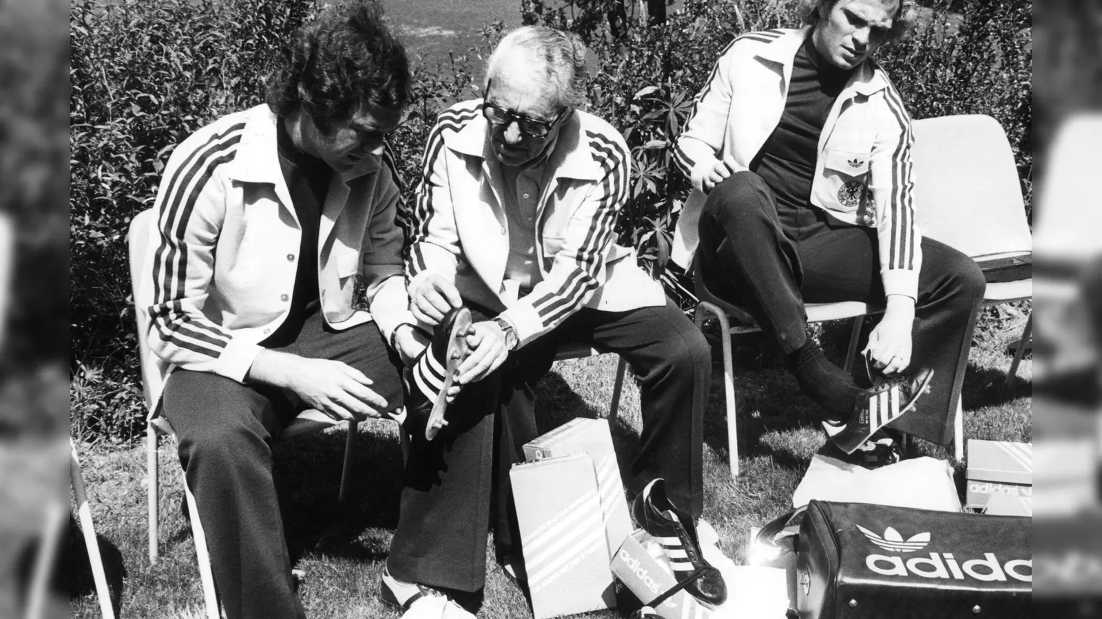 Adi Dassler (Mitte) galt lange Zeit als Pionier der Sportschuh-Welt. Das von ihm gegründete Unternehmen Adidas wird 75 Jahre alt. (Archivbild) (Foto: Werner Baum/dpa)