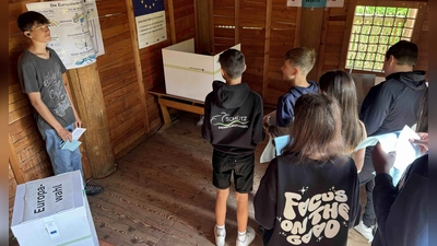 Schlangestehen vor der Wahlkabine hieß es für die Schülerinnen und Schüler bei den Juniorwahlen an der Diespecker Mittelschule. (Foto: Mittelschule Diespeck/Fabian Lorenz)