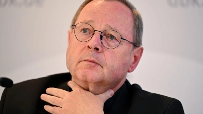 Georg Bätzing, Bischof von Limburg und Vorsitzender der Deutschen Bischofskonferenz, spricht während einer Pressekonferenz. (Foto: Arne Dedert/dpa/Archivbild)