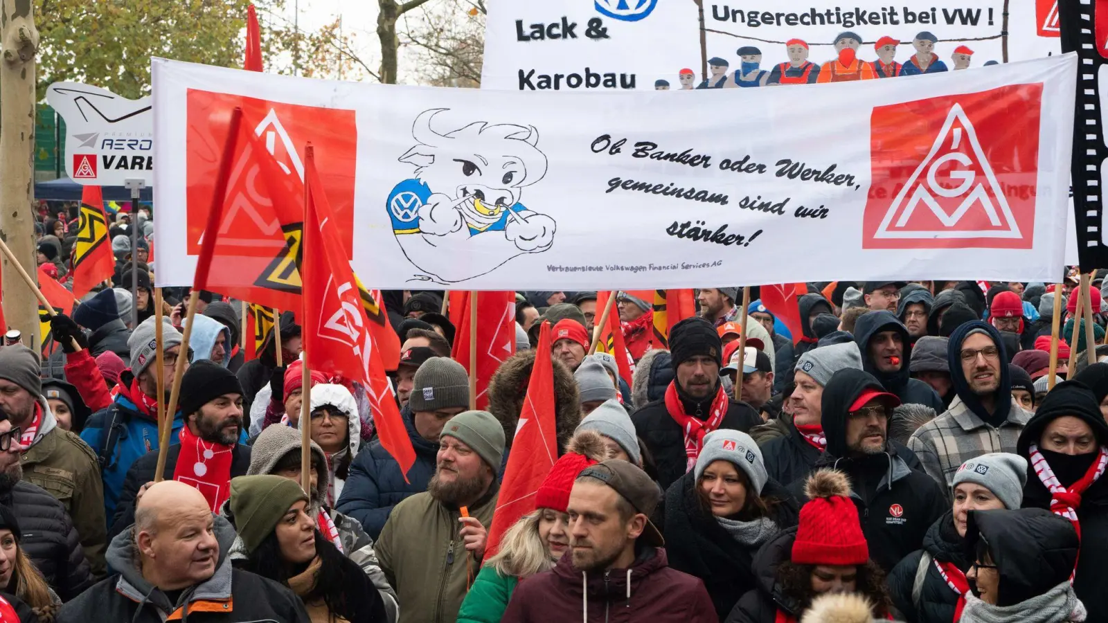 VW-Mitarbeiter aus allen deutschen Werke kamen zur Protest-Kundegebung nach Wolfsburg. (Foto: Alicia Windzio/dpa)