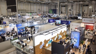 Besucherinnen und Besucher sind am Eröffnungstag auf der Messe für maritime Wirtschaft SMM unterwegs. (Foto: Christian Charisius/dpa)