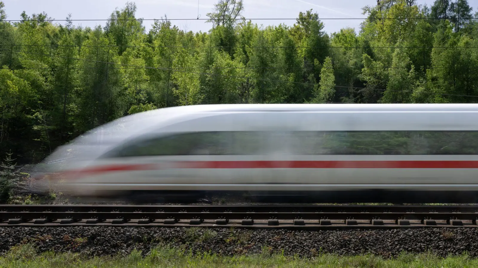 Die Bahn will 2025 nach eigenen Angaben keine Strecken aus dem Fernverkehrsangebot streichen. (Foto: Boris Roessler/dpa)