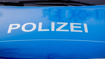 Die Polizei sucht nach Zeugen, die Hinweise zu dem Unfall bei Zellrüglingen geben können. (Symbolbild: Christoph Soeder/dpa)