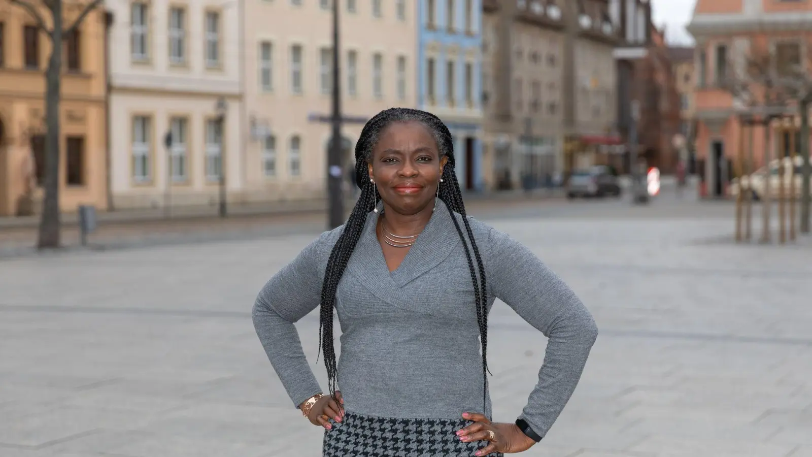 Adeline Abimnwi Awemo sitzt in Cottbus im Beirat für Integration und Migration. (Archivbild) (Foto: Frank Hammerschmidt/dpa)