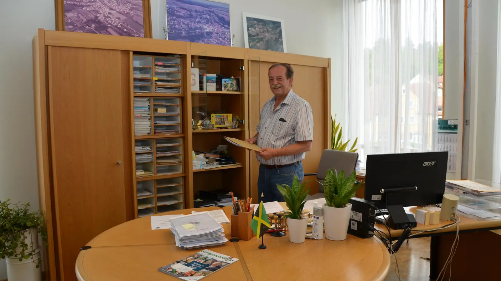 Bürgermeister Rainer Erdel in seinem Amtszimmer im Rathaus: Im Frühjahr 2026 wird er hier ausziehen, da er für die nächste Kommunalwahl nicht mehr kandidieren will. (Foto: Yvonne Neckermann)