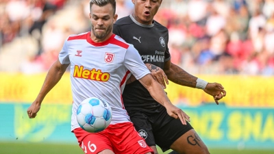 Benedikt Saller steht dem SSV Jahn Regensburg weiter nicht zur Verfügung. (Foto: Armin Weigel/dpa)