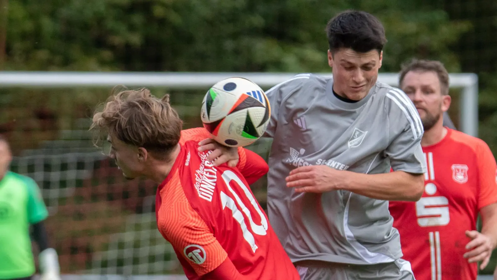 Am vergangenen Wochenende kämpften die Spfr Dinkelsbühl (links Sebastian Kappler) den Tabellenzweiten TSC Neuendettelsau (Paul Beil) mit 3:2 nieder. Am Sonntag bekommen es die Sportfreunde mit Spitzenreiter Aufkirchen zu tun, der TSC empfängt den SV Arberg. (Foto: Markus Zahn)