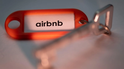 Achtung vor Betrugsversuchen bei Airbnb-Buchungen: Wenn eine Unterkunft Kontakt per E-Mail verlangt, handelt es sich oft um eine Betrugsmasche. (Foto: Friso Gentsch/dpa/dpa-tmn)