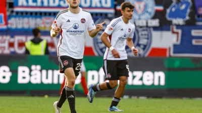 Tim Handwerker (l) verlässt den 1. FC Nürnberg. (Foto: Axel Heimken/dpa)