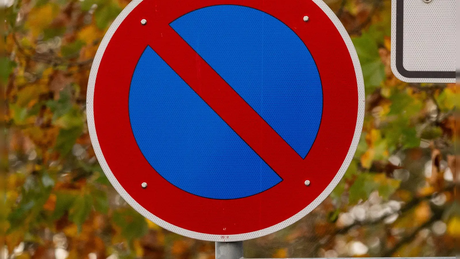 Parken im eingeschränkten Halteverbot: Hier sind maximal drei Minuten erlaubt, und ein längeres Halten ist nur in Ausnahmefällen möglich. (Foto: Robert Michael/dpa/dpa-tmn)