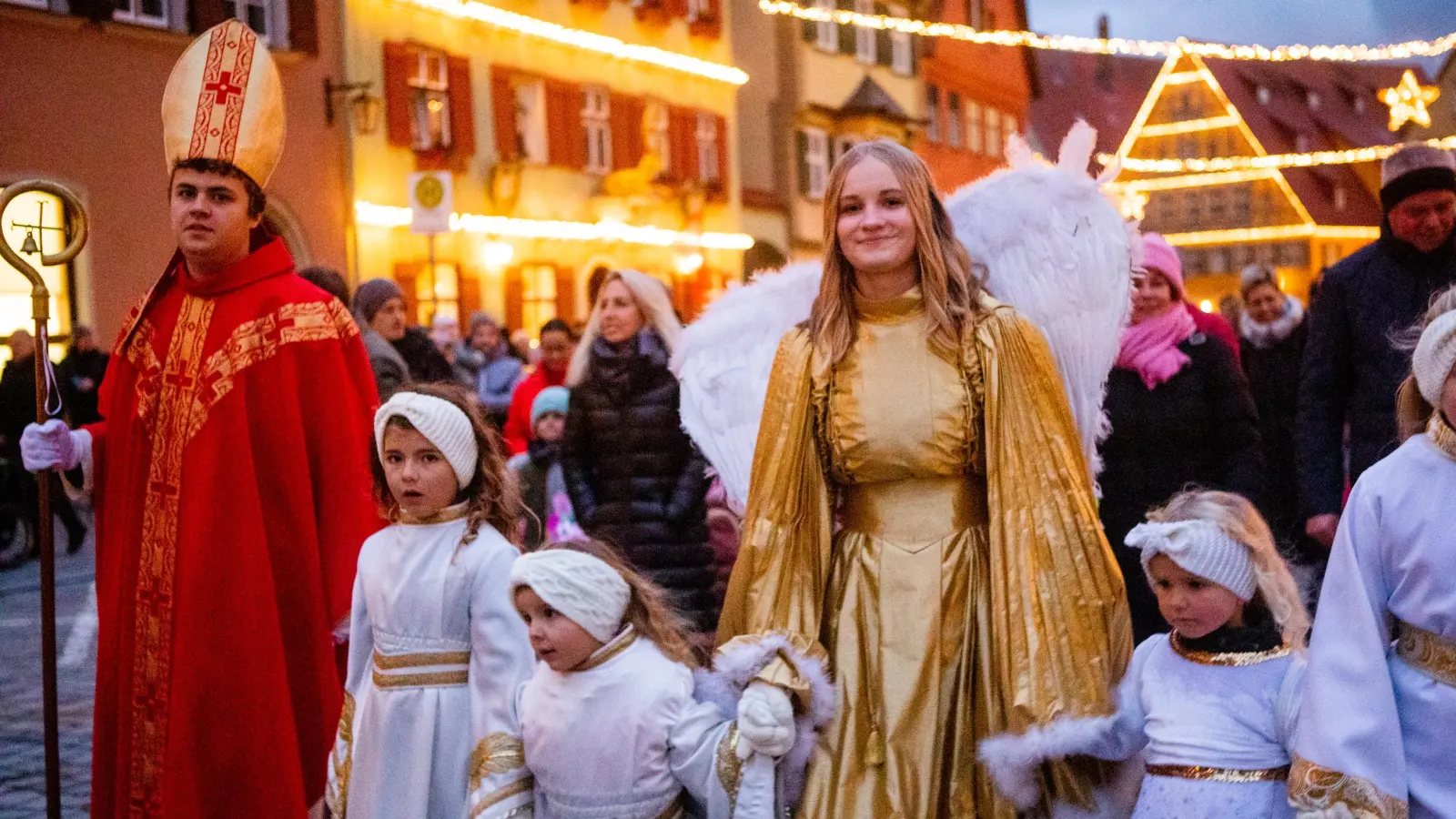 In Dinkelsbühl ziehen himmlische Boten durch die Altstadt. (Foto: Evi Lemberger)