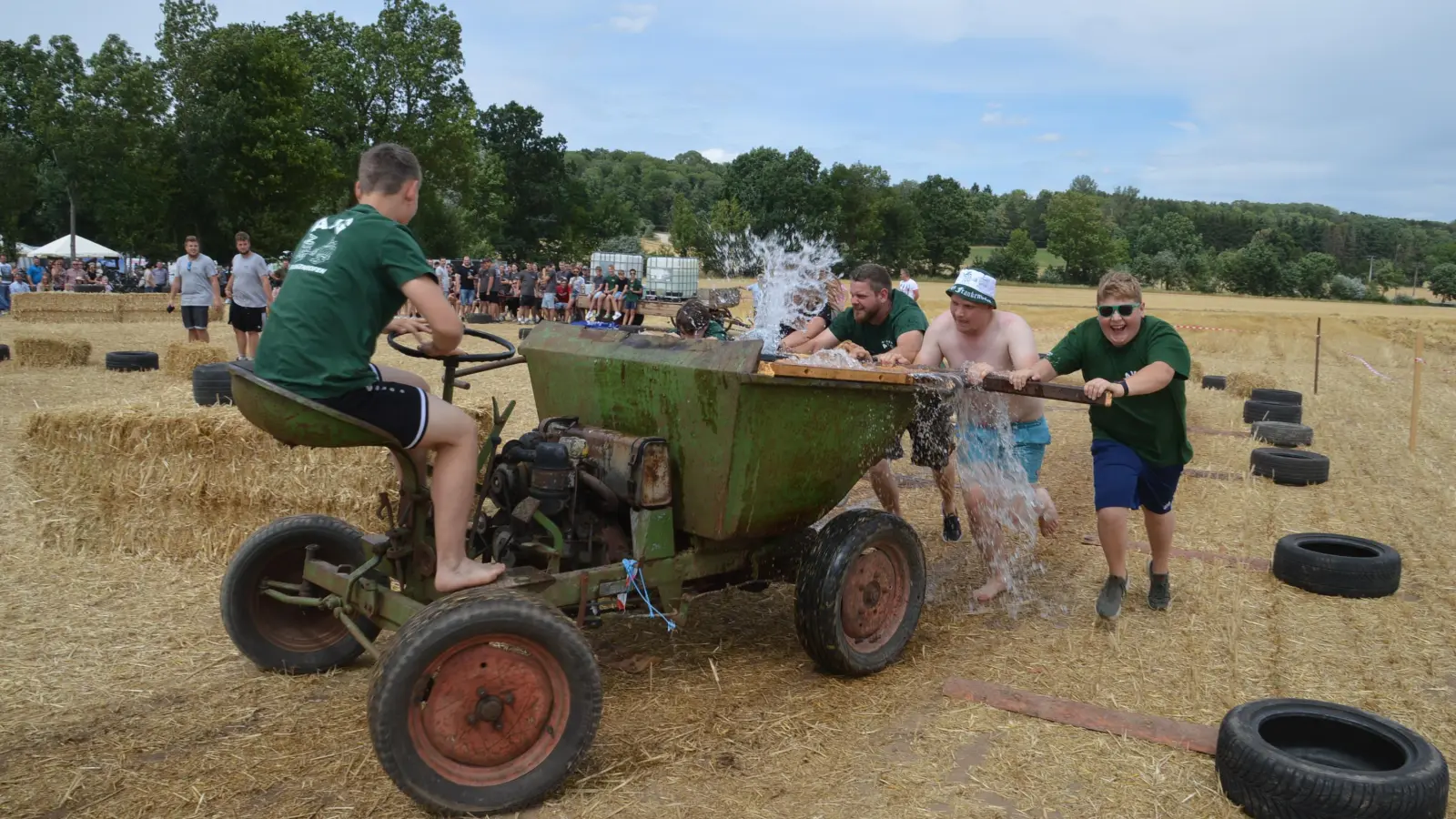 Vollen Krafteinsatz mussten die Gruppen beim Schieben des mit Wasser beladenen Fahrzeugs einsetzen. (Foto: Peter Tippl)