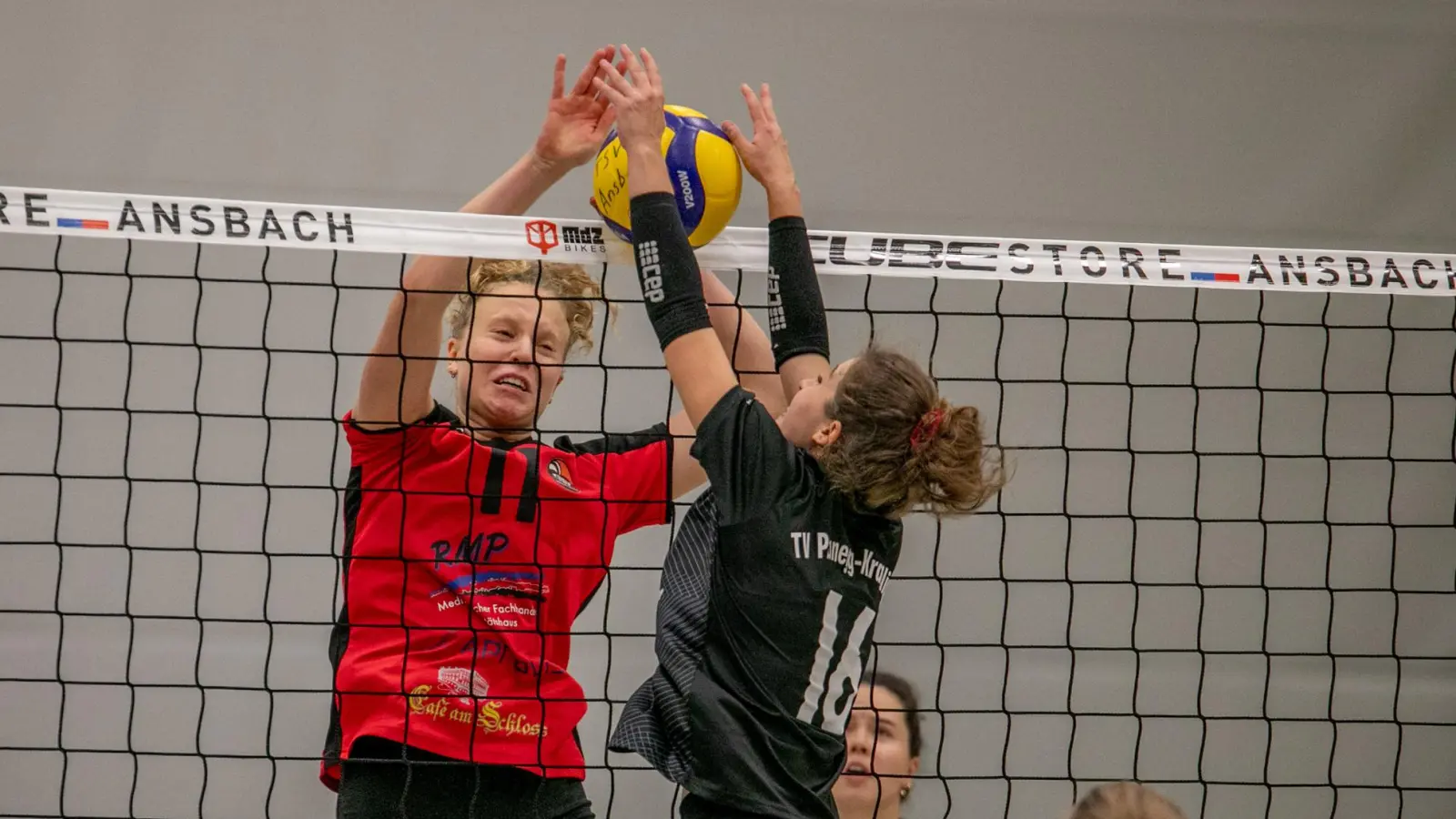 Die mutige Taktik setzten die Ansbacherinnen (links Thea Jüttner in einem Heimspiel) in Marktredwitz gut um. (Foto: Markus Zahn)