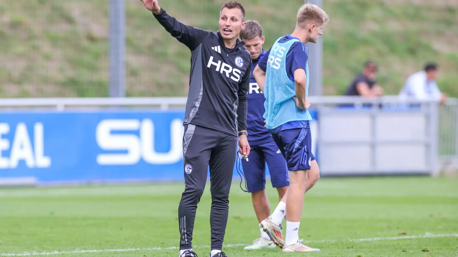 Da geht es lang. Schalkes Interimscoach Jakob Fimpel gibt für zwei Spiele die Richtung vor.  (Foto: Tim Rehbein/dpa)