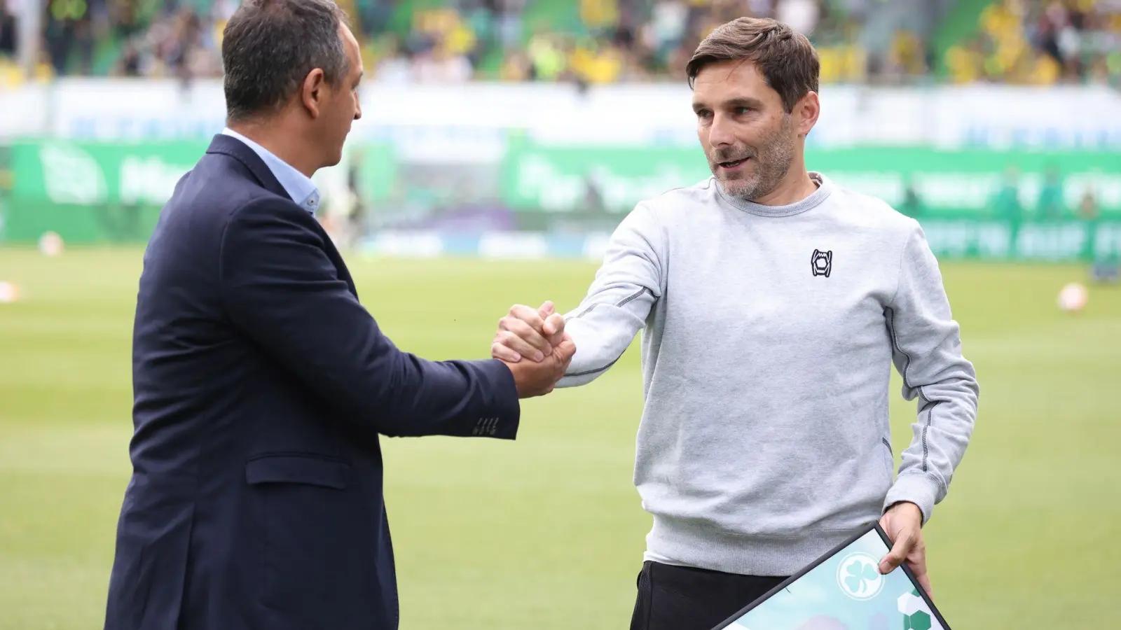 Lange ein Erfolgsduo in Fürth: Sportchef Rachid Azzouzi (l) und Trainer Stefan Leitl. (Foto: Daniel Karmann/dpa)