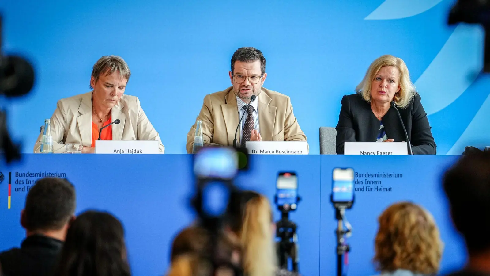 Die Ampel ist sich einig: Aus Solingen werden Konsequenzen gezogen (Foto: Kay Nietfeld/dpa)