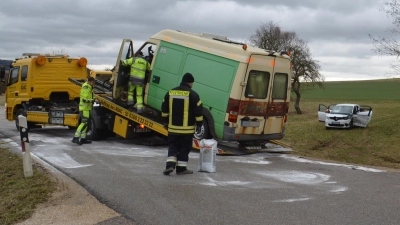 Bei dem Verkehrsunfall in Obermichelbach wurden drei Personen verletzt. (Foto: Peter Tippl)