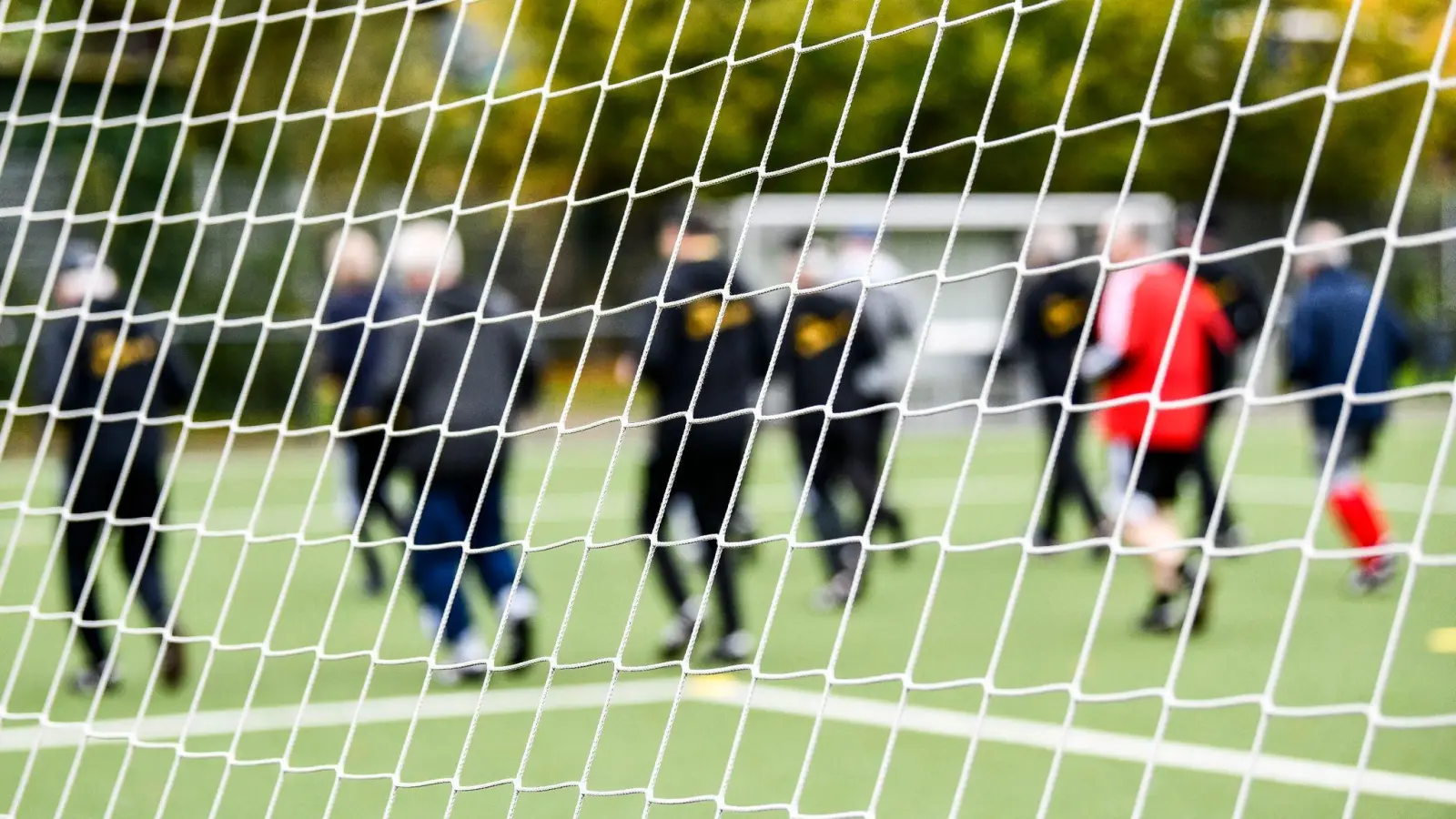 Wer Fußball spielt, weiß: Verlieren gehört dazu. Niederlagen können aber auch positive Effekte haben, da man auf diesem Wege lernt, Misserfolge zu akzeptieren. (Foto: Kirsten Neumann/dpa-tmn)