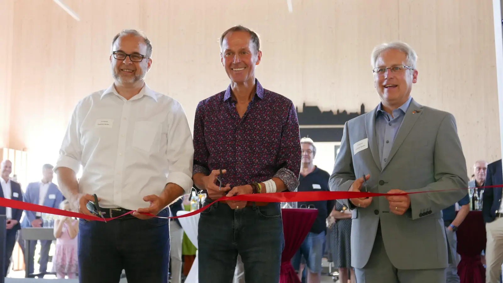 Schnitten das Band durch (von links): Initiator Siegfried Müller, OB Dr. Christoph Hammer und Andreas Wedler, Leiter der Wirtschaftsschule. (Foto: roko)