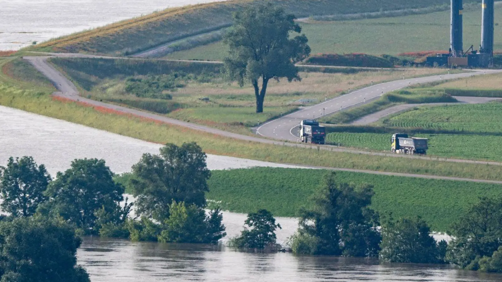 Dämme schützen vor dem Hochwasser der Donau. In einigen Hochwassergebieten in Süddeutschland entschärft sich die Lage, an der unteren Donau bleibt sie gespannt. (Foto: Armin Weigel/dpa)