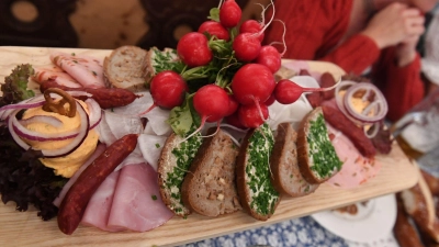 Eine bayerische Brotzeit ist auch außerhalb des Freistaates beliebt. Eine neue Studie zeigt aber, auch im Freistaat ändern sich die Essgewohnheiten. (Symbolbild)  (Foto: Felix Hörhager/dpa)