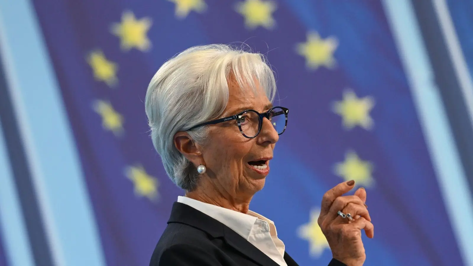 Nach der dritten Zinserhöhung in Folge sieht Christine Lagarde, Präsidentin der Europäischen Zentralbank, den Kampf gegen die hohe Inflation noch nicht beendet. (Foto: Arne Dedert/dpa)