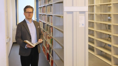 Der Freistaat mietet im Untergeschoss des ehemaligen Telekom-Anwesens Räume als Magazin für die Einrichtung in der Reitbahn. Dies schildert Bibliotheksleiter Christian Mantsch. (Foto: Oliver Herbst)