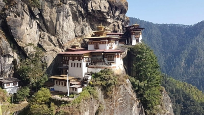 Blick auf das buddhistische Tigernest-Kloster in Bhutan: Touristen müssen nun keine Auslandsreise-Krankenversicherung nachweisen, um ins Land reisen zu können. (Foto: Nick Kaiser/dpa)