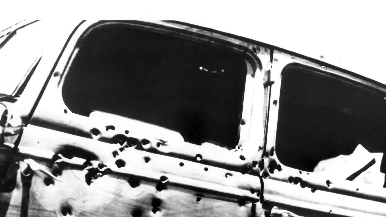 Mit weit über hundert Kugeln durchsiebte die Polizei das Fahrzeug, in dem Bonnie und Clyde starben. (Foto: UPI/dpa)